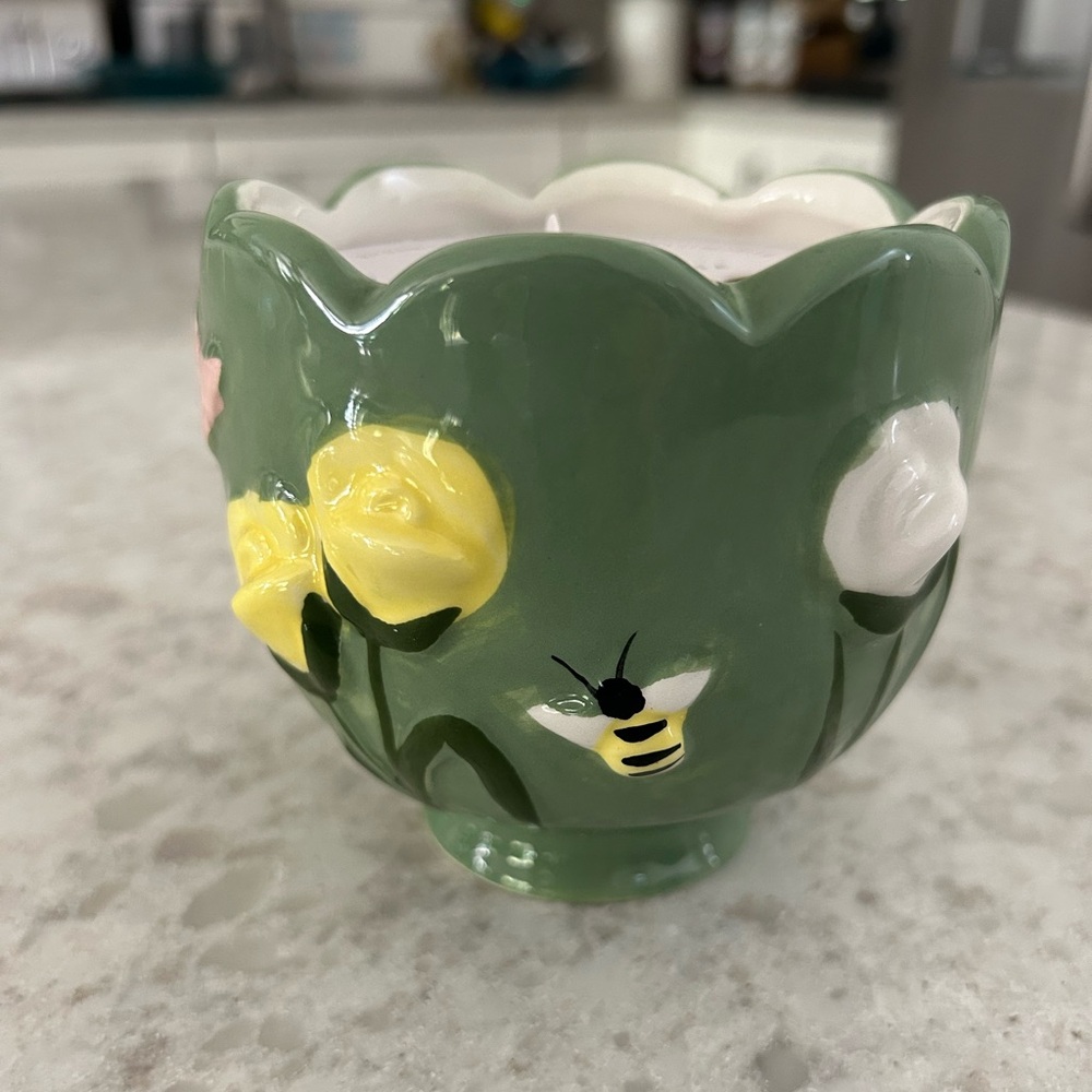 “New” The Farmhouse by Rachel Ashwell 11 oz Candle-Golden Bloom